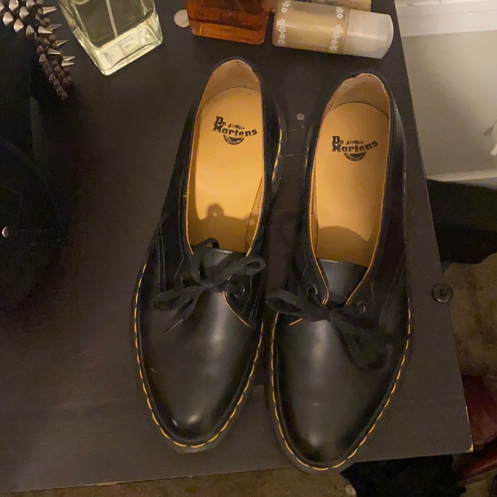 Dr. Martin siano, size 8 black.